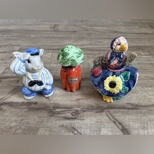Fitz and Floyd Hand-Painted Ceramic salt and pepper spice shakers easter bunny